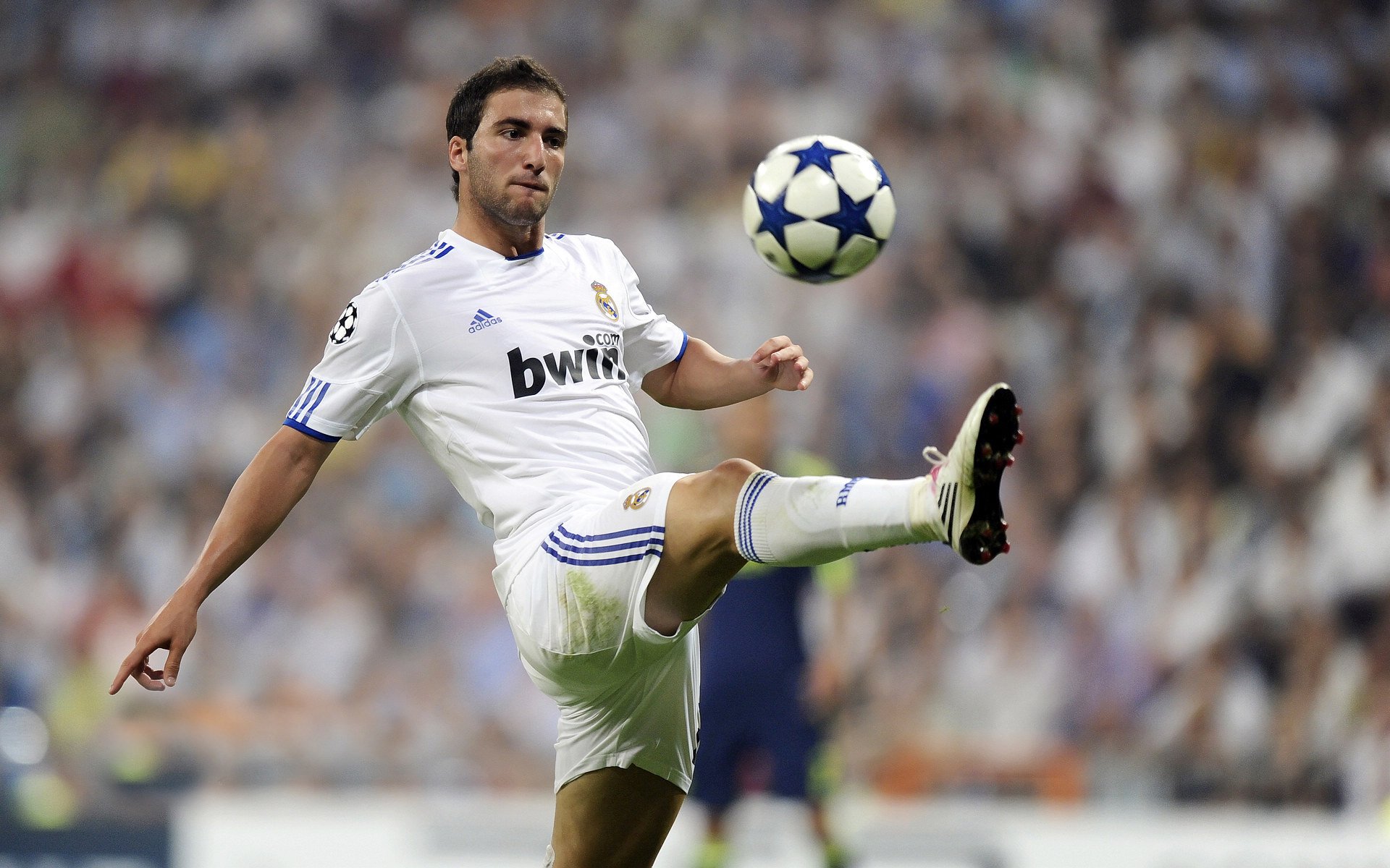 国乒一哥樊振东首次亲临英超，现场气氛感染他发文感叹，国乒樊振东年龄